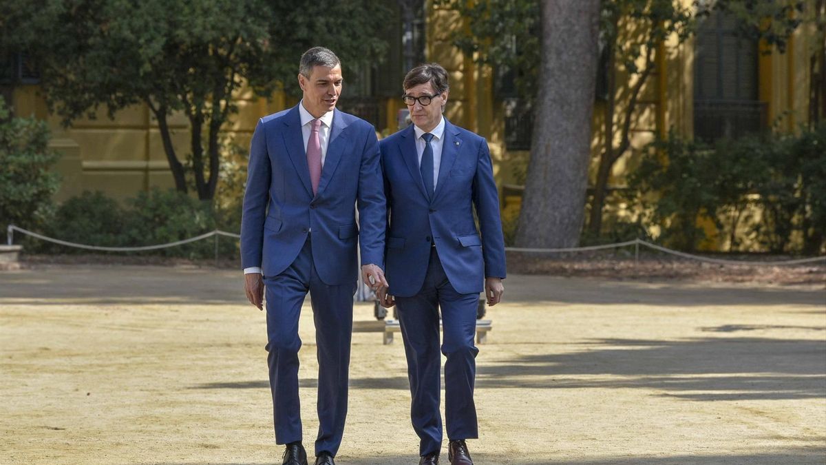 Pedro Sánchez y Salvador Illa caminan juntos durante la conferencia de presidentes celebrada en Barcelona en junio pasado