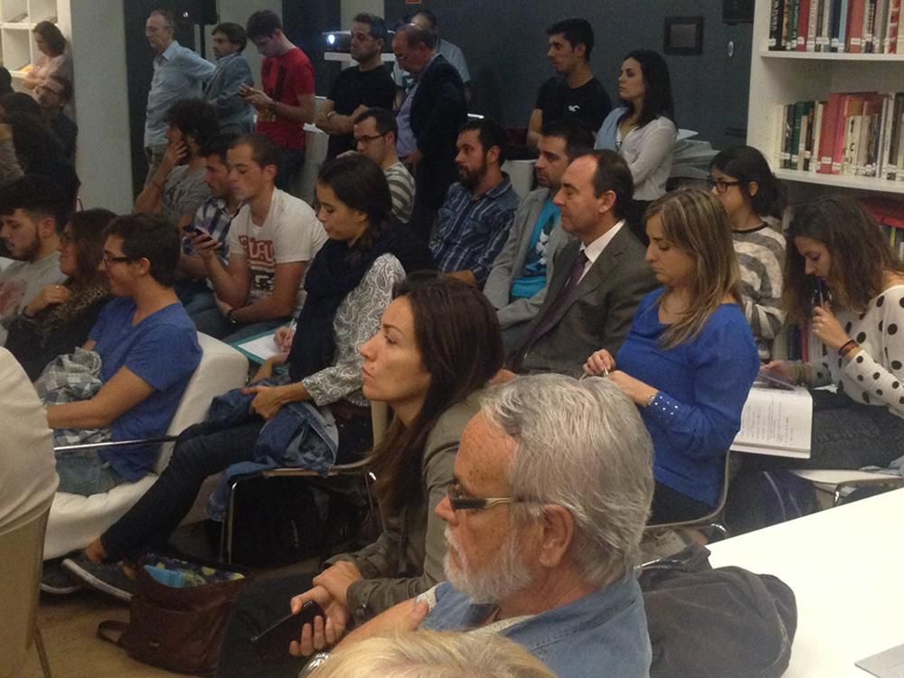 El público, atento ante los argumentos de los participantes en el debate