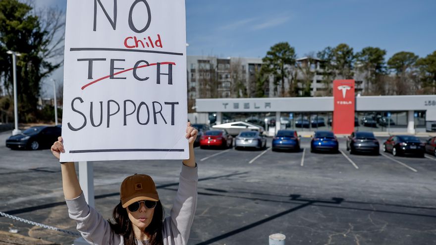 Las acciones de Tesla caen más del 15 %, ante las dudas por su rendimiento y por Elon Musk