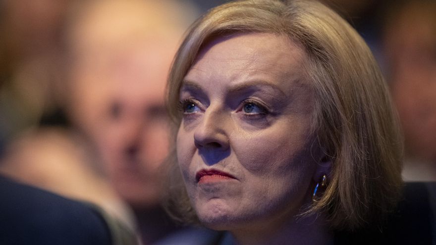 La primera ministra británica, Liz Truss, escucha el discurso del ministro de Hacienda, Kwasi Kwarteng, en la Conferencia del Partido Conservador en Birmingham este lunes. EFE/EPA/TOLGA AKMEN