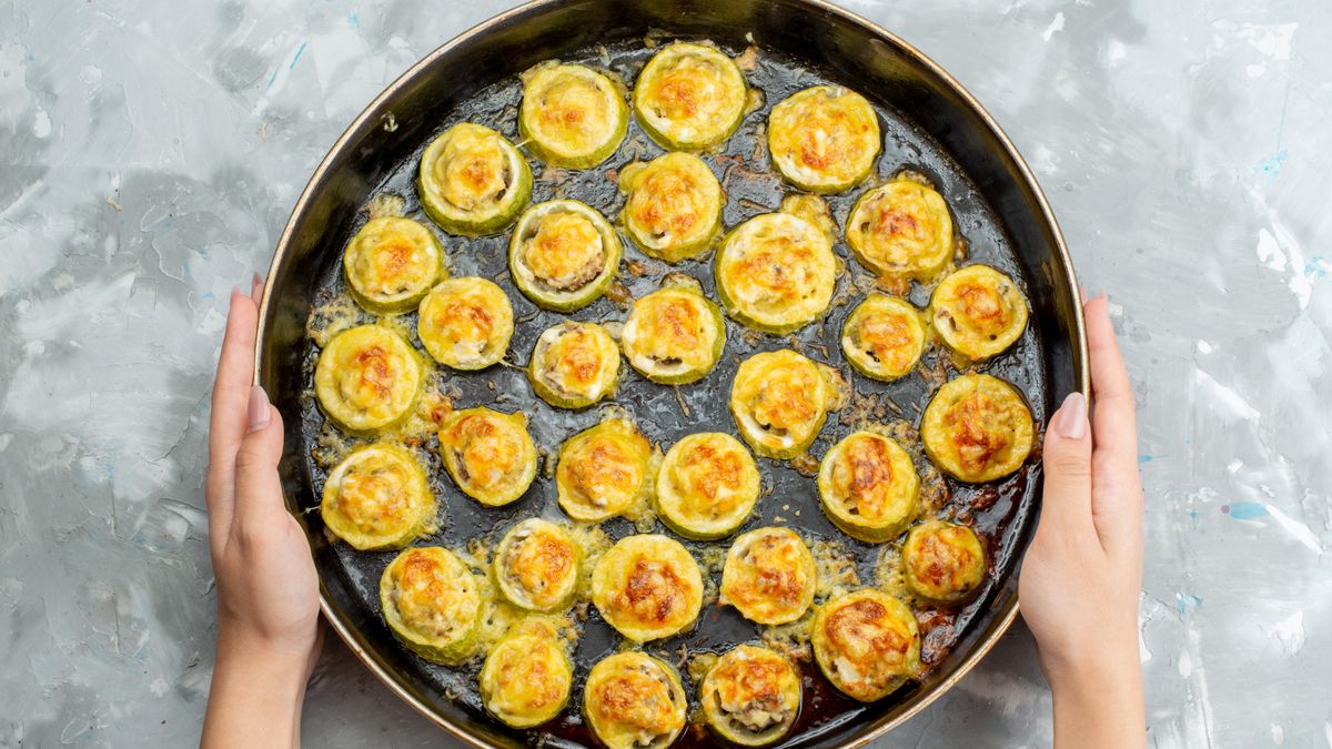 Mini canapés de calabacín y queso