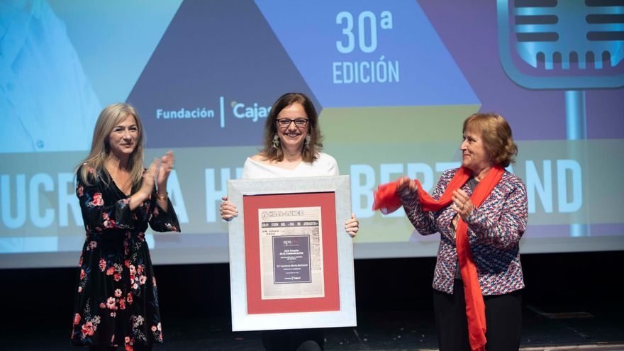 Lucrecia Hevia, directora de elDiario.es Andalucía, recoge el Premio de la Comunicación de la Asociación de la Prensa de Sevilla