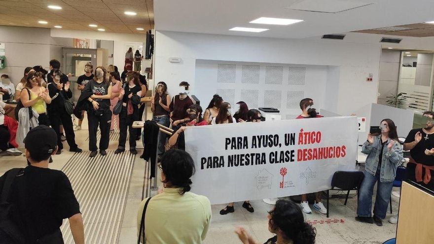 Sindicatos de vivienda de barrio toman una sede de la Comunidad de Madrid contra los desahucios de vivienda pública