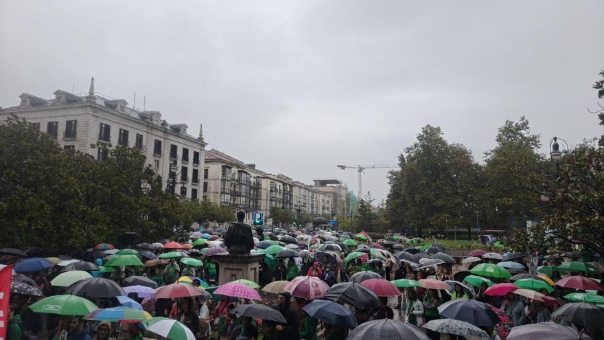 Bajo la lluvia, pero más fuertes: 9.000 docentes cántabros secundan la tercera y mayor protesta por el conflicto salarial