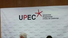Xosé Manuel Beiras y la periodista Sara González en la clausura de la 13ª edición de la UPEC