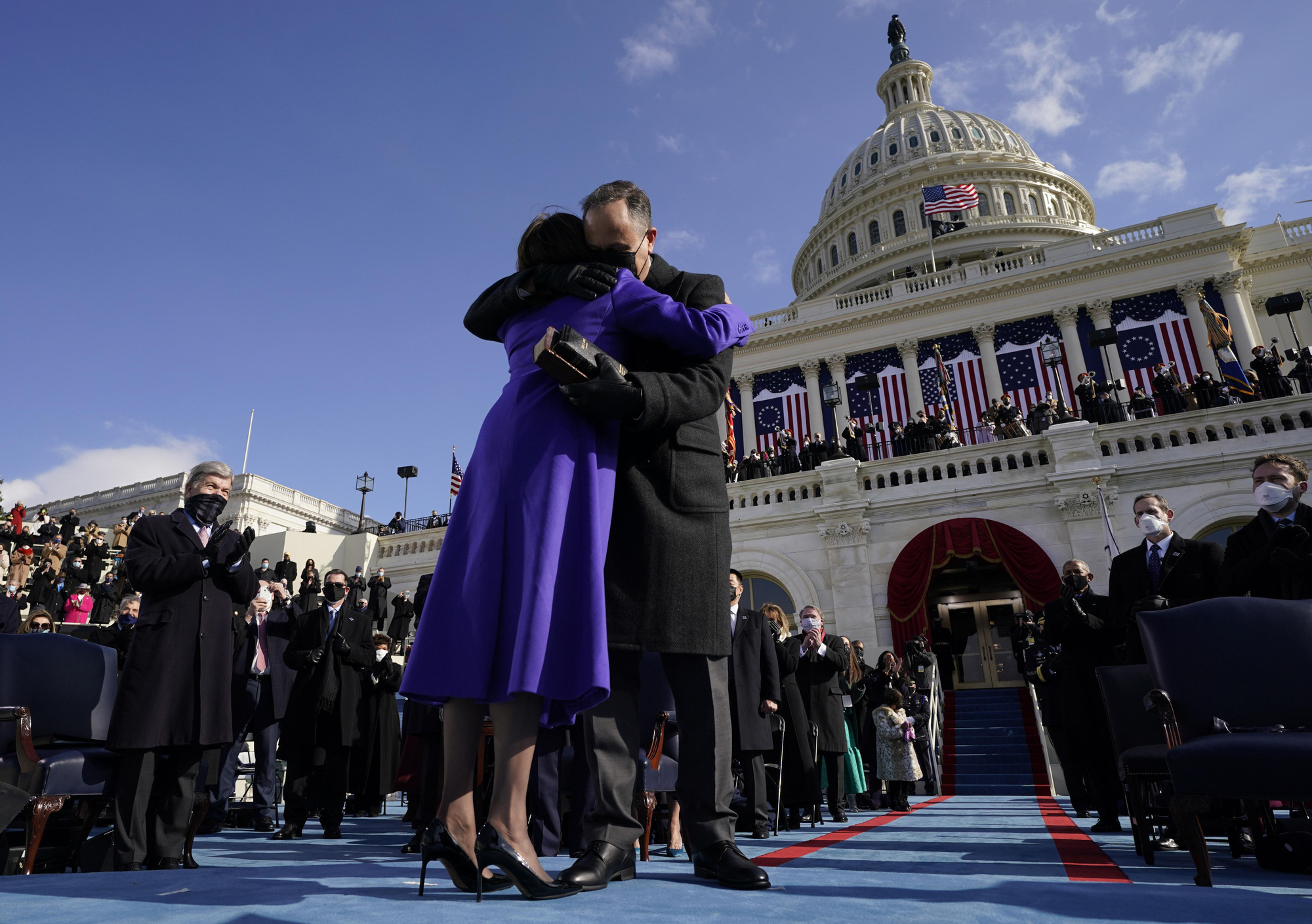 Kamala Harris se abraza a su marido tras jurar el cargo que le convierte en la primera mujer que ocupa la vicepresidencia de Estados Unidos