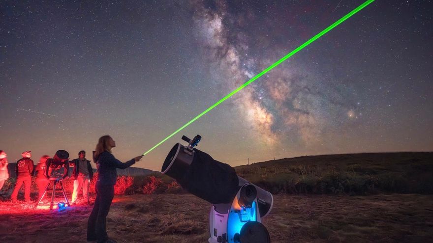 Lucía González, la astrofísica asturiana que recorre pueblos y aldeas mostrando el cielo nocturno
