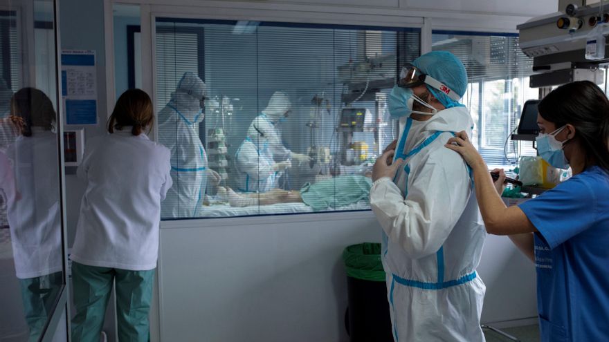 Un estudio asegura que los profesionales sanitarios que están hospitalizados por coronavirus no tienen peor pronóstico que el resto de la población ni más riesgo de morir, sino que presentan menos conmorbilidades y los síntomas son más leves.EFE / Brais Lorenzo/Archivo