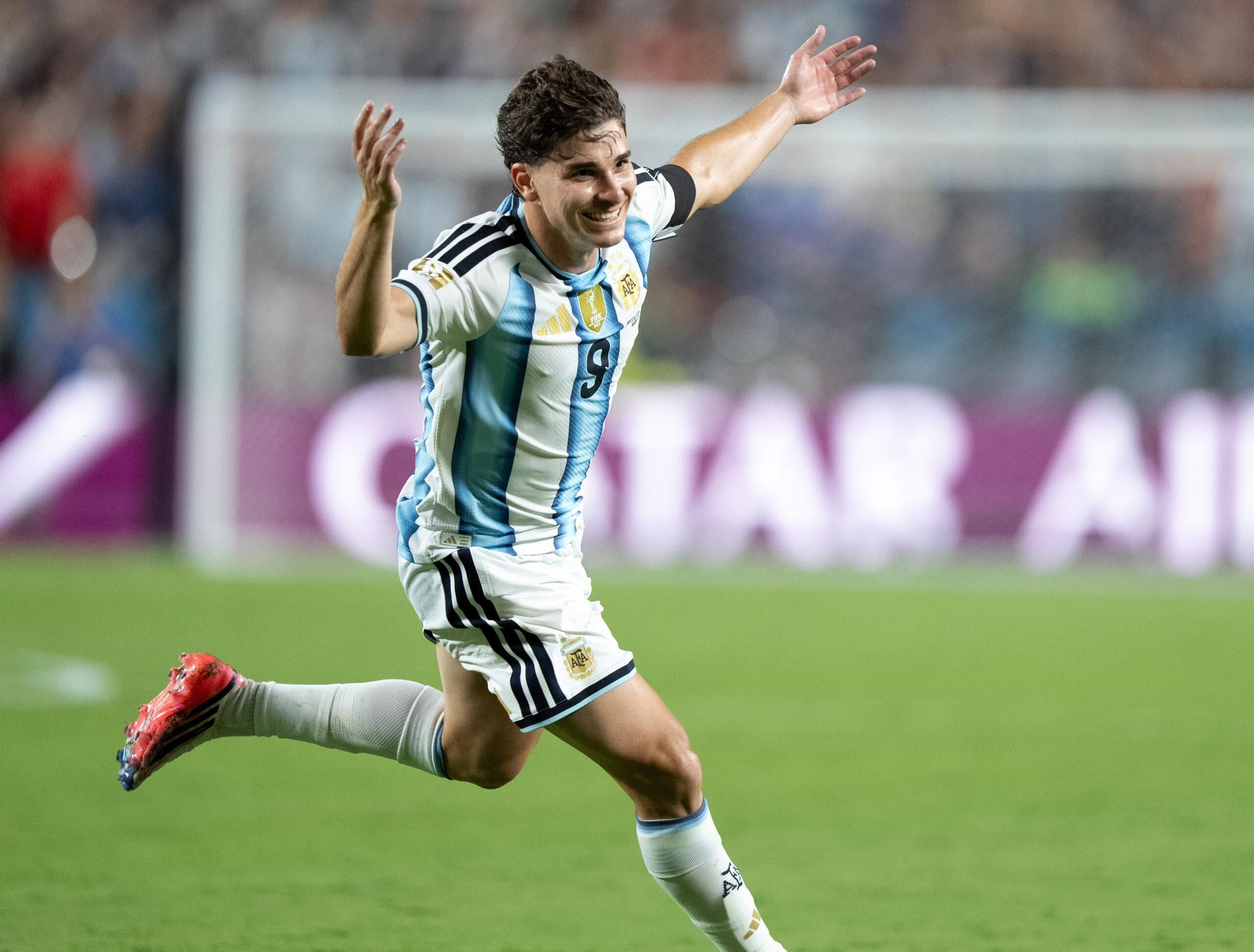 Julián Alvarez brillo en un equipo opaco.