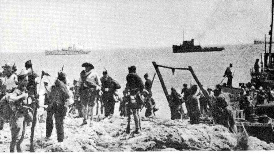 Desembarco inicial en Mallorca, con barcos de apoyo en el fondo.