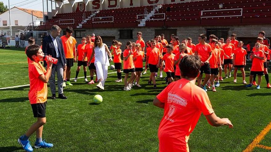 Imagen de archivo de la inauguracion por la presdienta de Cantabria, Maria José Saénz de Buruaga, del campo de futbol de Bárcena de Pie de Concha