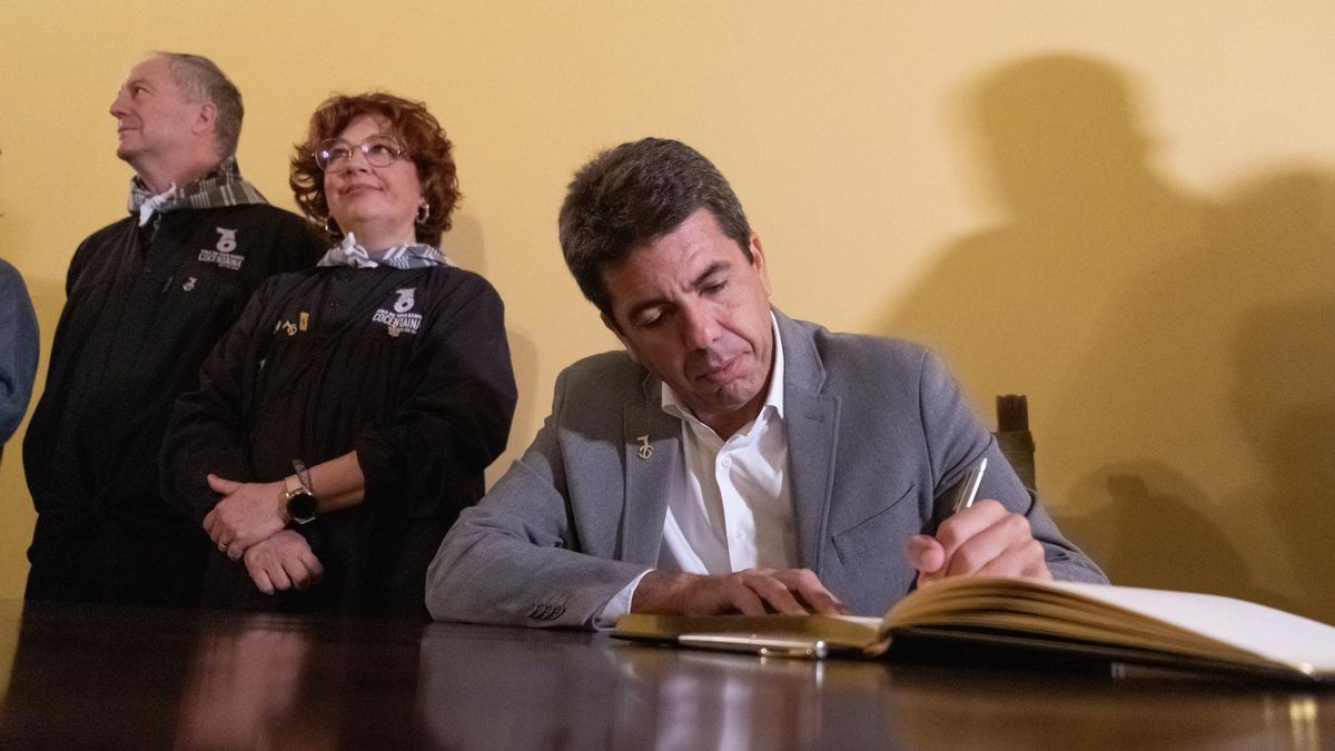 Carlos Mazón, durante su visita oficial a la Fira de Cocentaina, el 1 de noviembre de 2023.