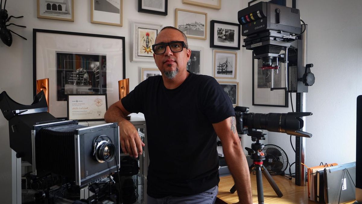 Salva Carbó es un fotógrafo profesional especializado en arquitectura que usará sus cámaras analógicas para documentar el eclipse desde Eivissa, la isla en la que vive.