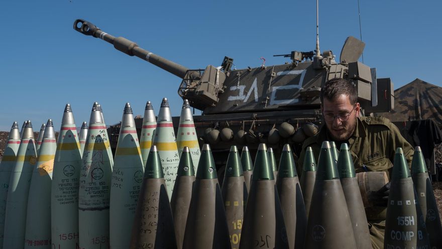 Vista de una batería de artillería israelí desplegada en la Alta Galilea, a lo largo de la frontera israelí con el Líbano, el 18 de octubre de 2023.