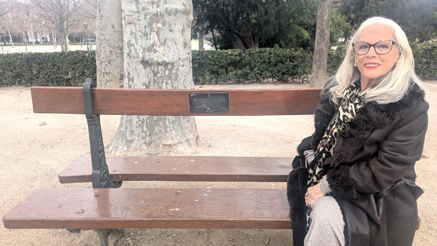 Solo una mujer entre las nuevas placas del Ayuntamiento de Madrid que recuerdan a figuras de la cultura en bancos del Retiro