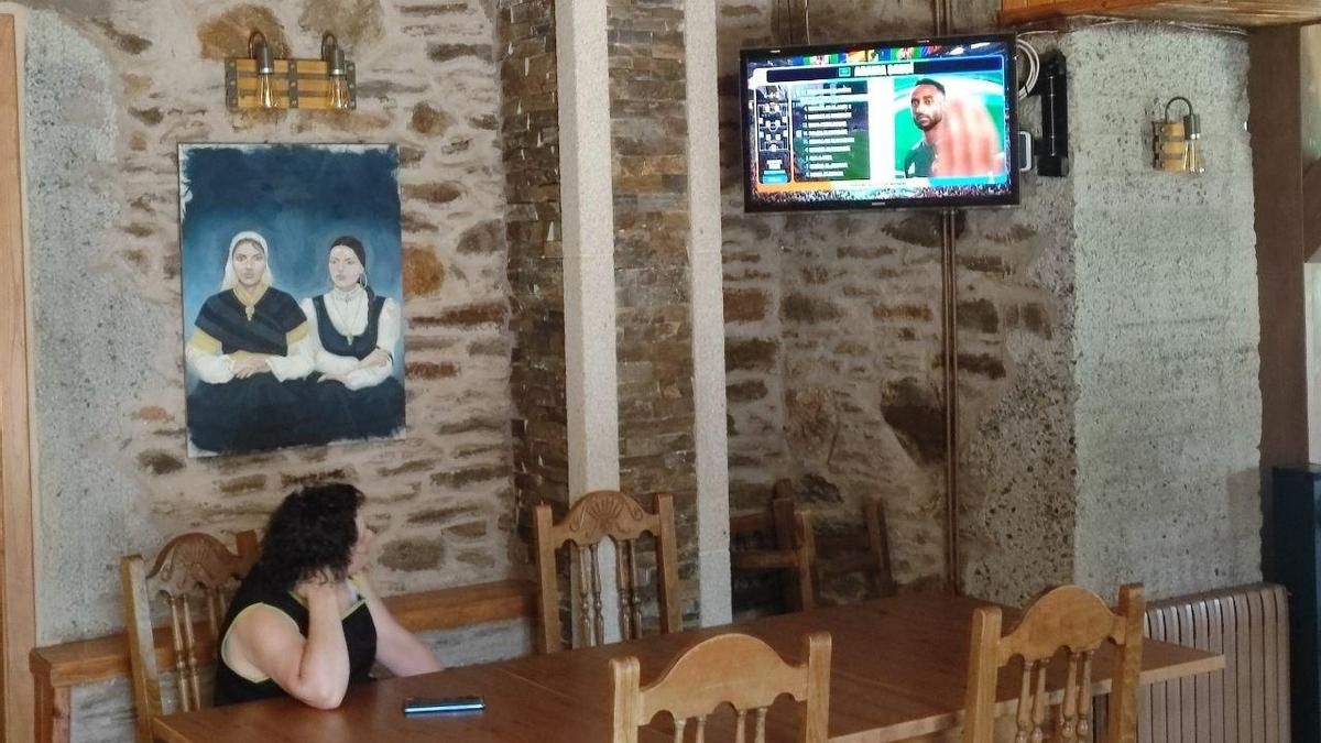 Fina, cocinera de la casa rural Santa Mariña (Portomarín) y futbolera de pro, se prepara para ver el España - Arabia Saudí.