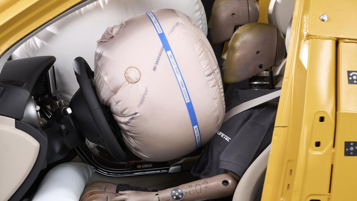 El rediseño del volante con airbags laterales es compatible con formas no convencionales