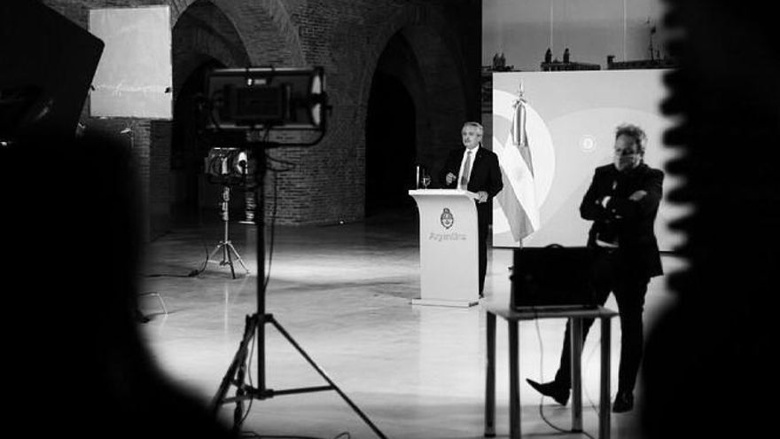 Golpeado, Alberto vuelve a subirse al centro del ring