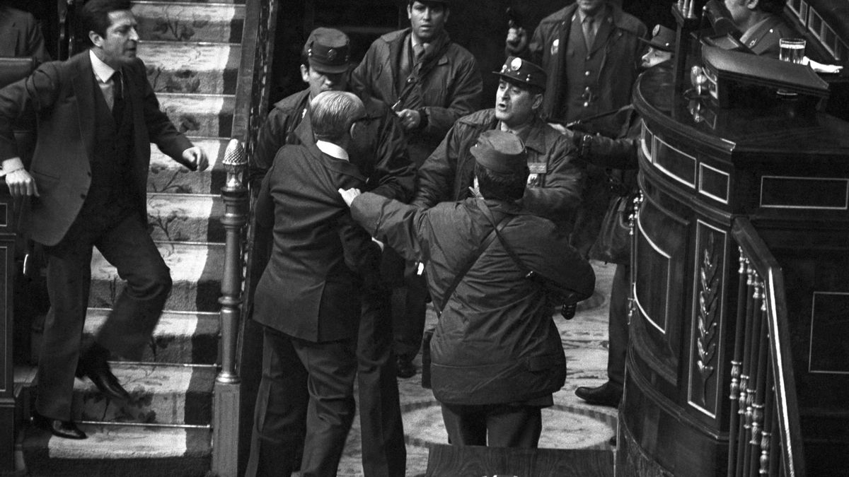 El vicepresidente y teniente general Gutiérrez Mellado es zarandeado por un grupo de guardias civiles en presencia del teniente coronel Tejero, mientras el presidente Adolfo Suárez intenta socorrerle. EFE/Manuel Hernández de León