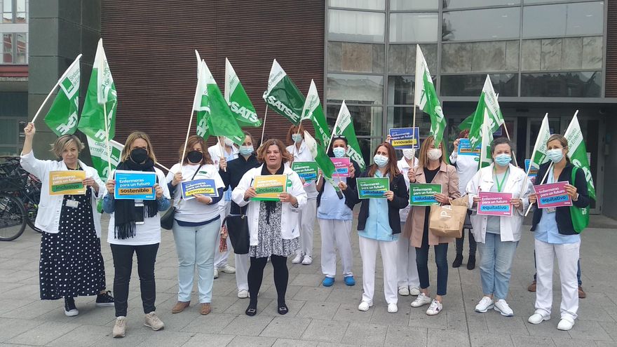 Manifestación de las enfermeras de Cantabria en el Hospital Universitario Marqués de Valdecilla.