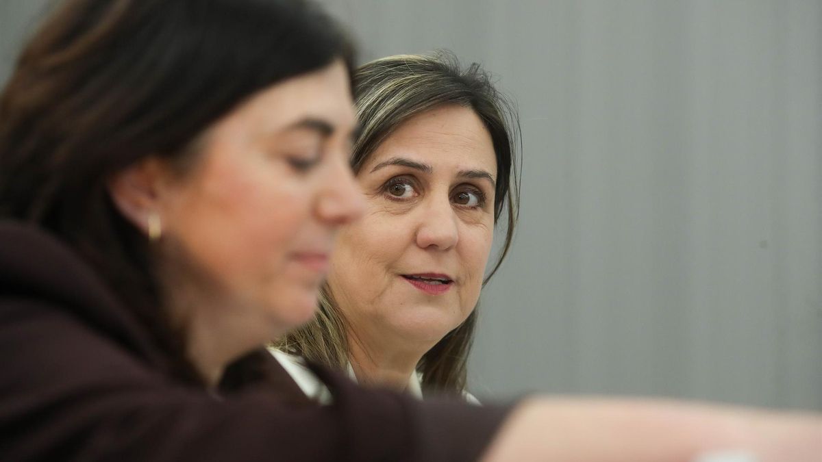 La portavoz municipal del PP en Lugo, Elena Candia, en primer plano, y la concejala que dejó el PSOE, María Reigosa.