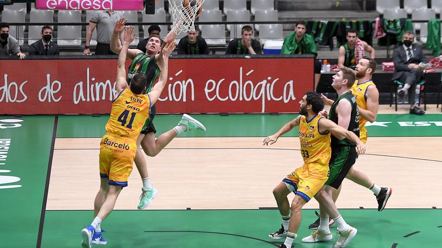 El Herbalife Gran Canaria conquista el Olímpico de Badalona