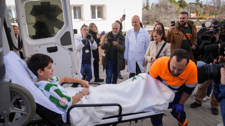 Fidel y sus dos hijos salen del Reina Sofía y vuelven a Huelva con su abuela Nati en el recuerdo