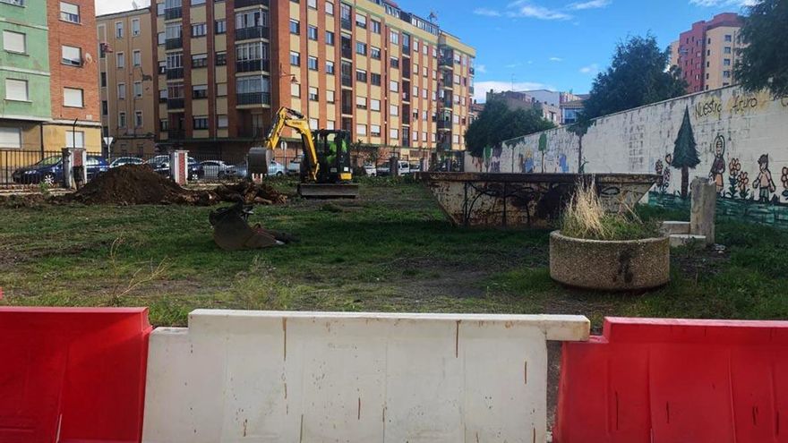 Imagen del comienzo de las obras en el nuevo parque del Colegio de Huérfanos Ferroviaros.