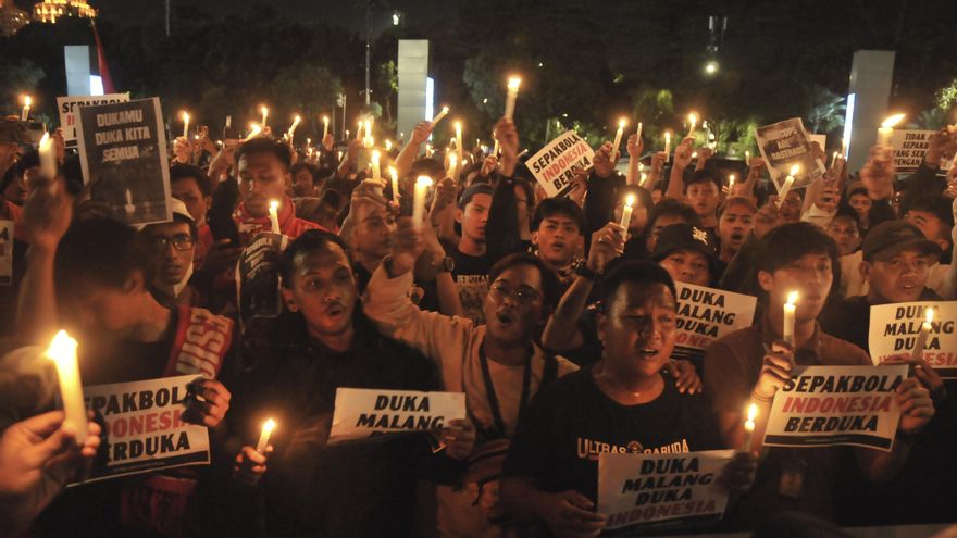 Diecisiete niños entre el centenar de fallecidos en la tragedia del fútbol de Indonesia