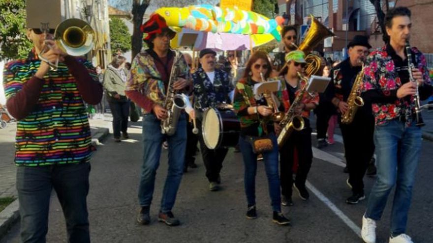 Jambalaya Street Band durante un pasacalles de carnaval en Latina