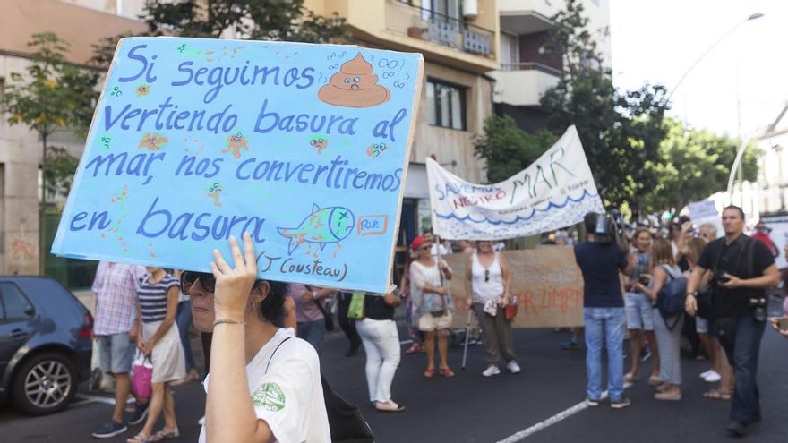 La contaminación del mar llena de gente cabreada las calles de Santa Cruz