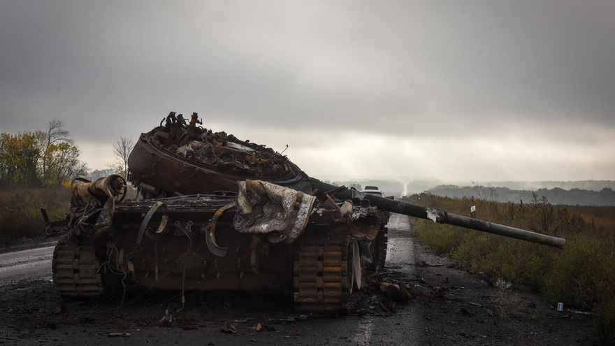 Un tanque ruso destruido en la región de Járkov, después de que las tropas ucranianas recuperan el mes pasado importantes partes de territorio en esa zona del este ucraniano.