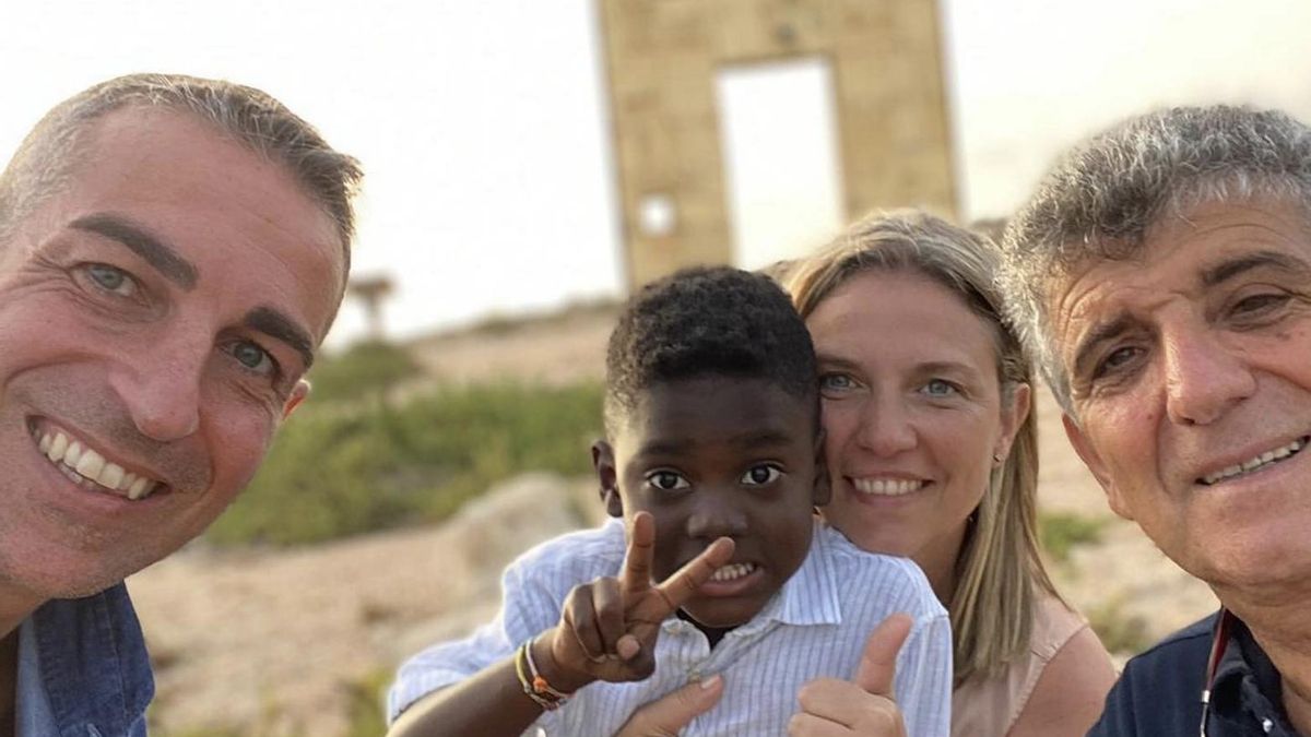 Leo y su familia con Pietro Bartolo en Puerta de Europa.