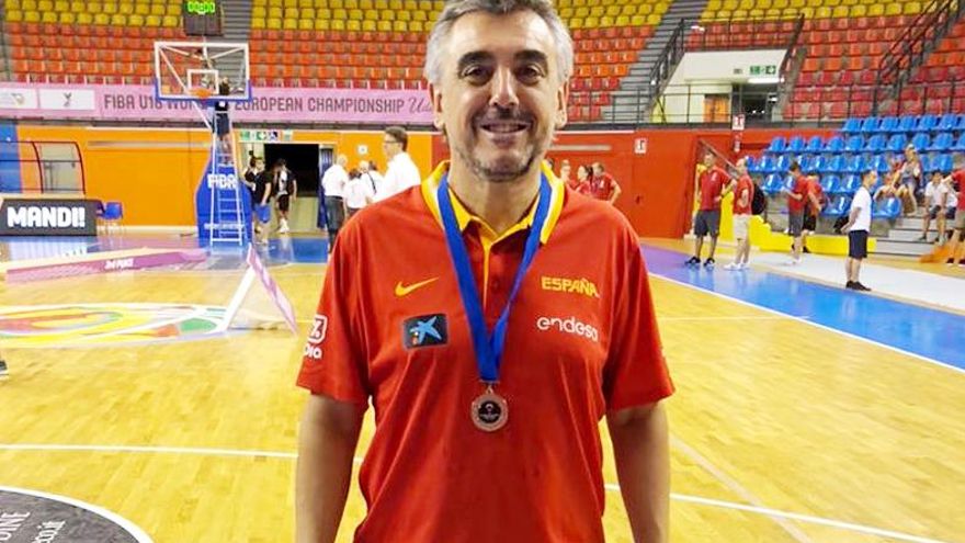 El exseleccionador de baloncesto acusado de agresión sexual a una menor en Gernika intenta evitar que se le fotografíe en el banquillo