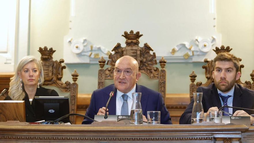“Uno de cada tres días” sin estar en el Ayuntamiento de Valladolid: la oposición carga contra Carnero y los 160.000 euros del ‘alcalde B’