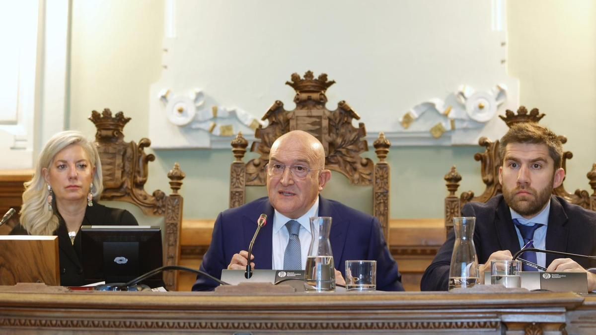 “Uno de cada tres días” sin estar en el Ayuntamiento de Valladolid: la oposición carga contra Carnero y los 160.000 euros del ‘alcalde B’