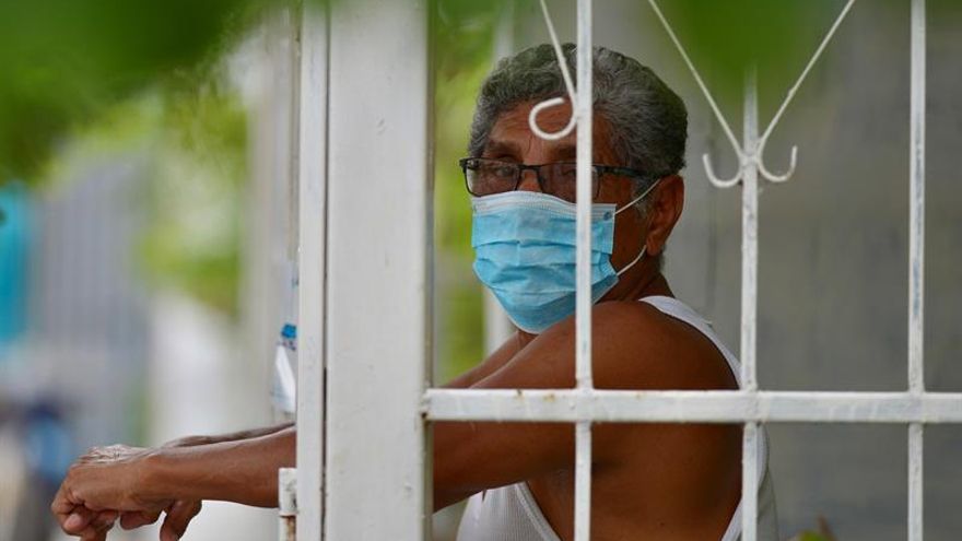 Un hombre usa una mascarilla como protección contra el coronavirus el 14 de abril de 2020 en Guayaquil (Ecuador).