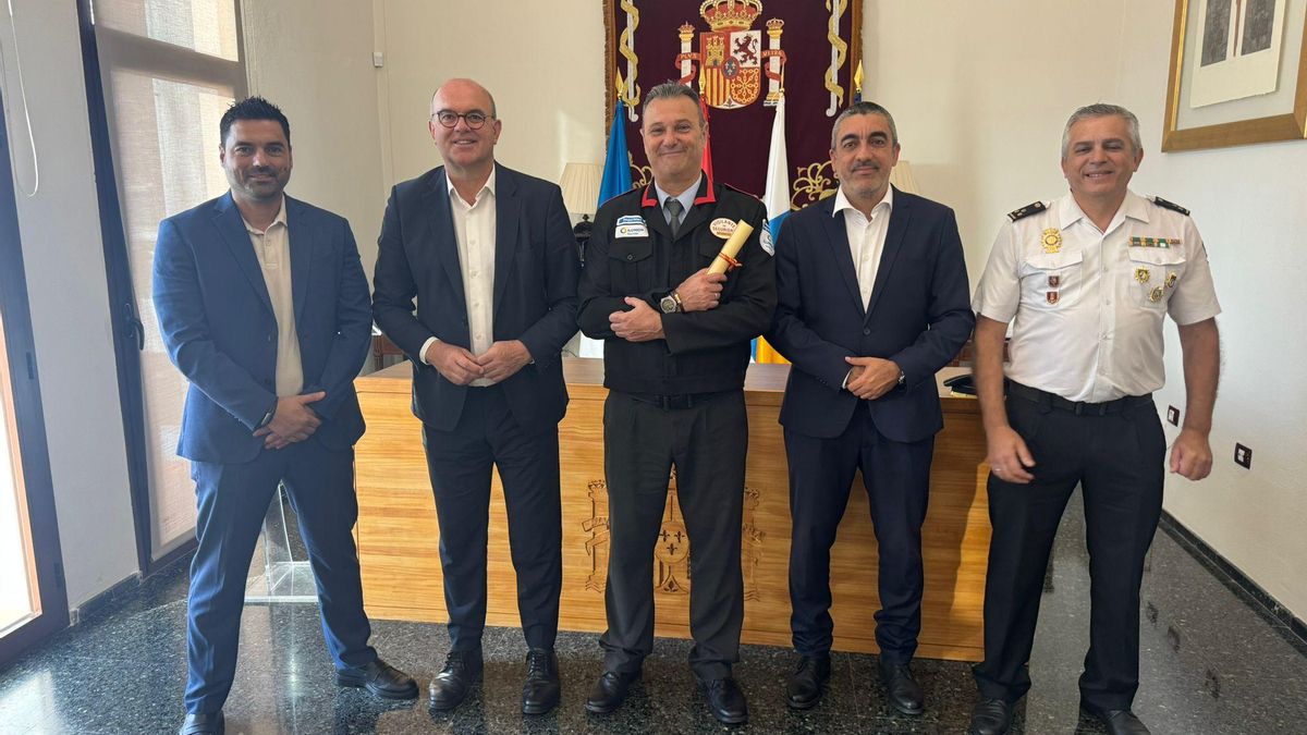 El delegado del Gobierno en Canarias, Anselmo Pestana, y el director insular  en La Palma  de la Administración General del Estado, Carlos García, han entregado este viernes una mención honorífica concedida por las Fuerzas y Cuerpos de Seguridad del Estado a  Fernando Rodríguez, profesional de la seguridad privada de la Isla.