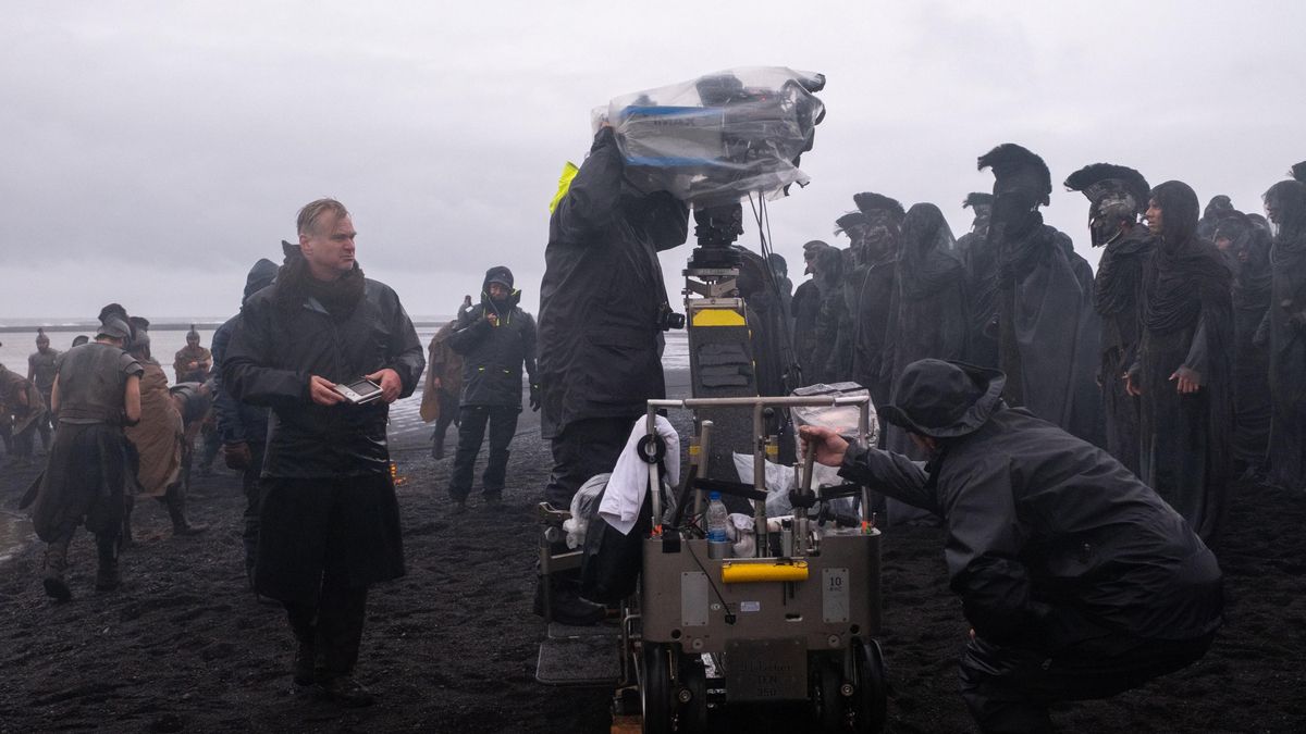 Christopher Nolan durante el rodaje de 'La odisea'