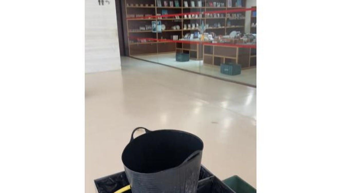 Un cubo de agua para recoger las lluvias en el museo de Medina Azahara.