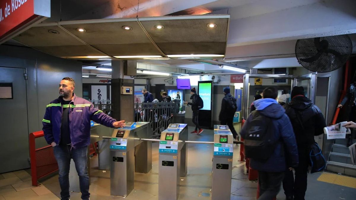 Liberaron molinetes en el subte B tras una denuncia de acoso contra una trabajadora de limpieza