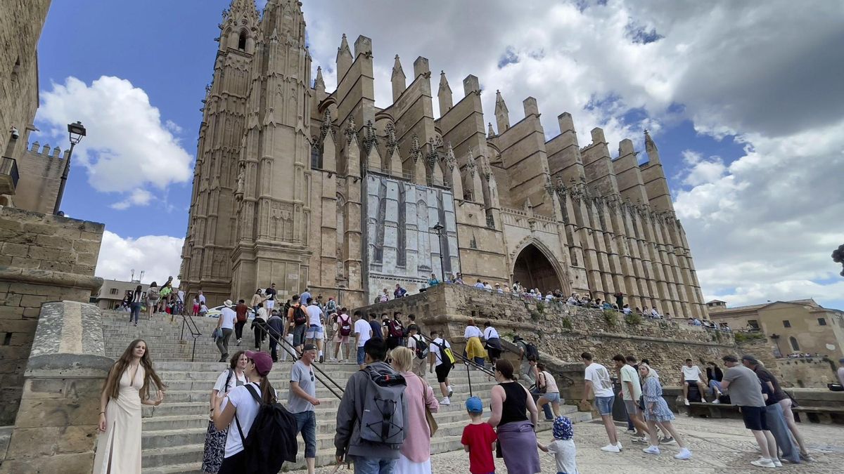 Turistas en las proximidades de la catedral de Palma