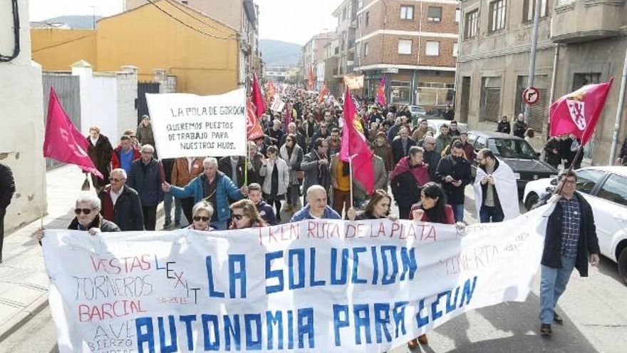 Carlos S. Campillo / ICAL La Robla acoge una manifestación convocada por CCOO y UGT en defensa del futuro de la Montaña Leonesa