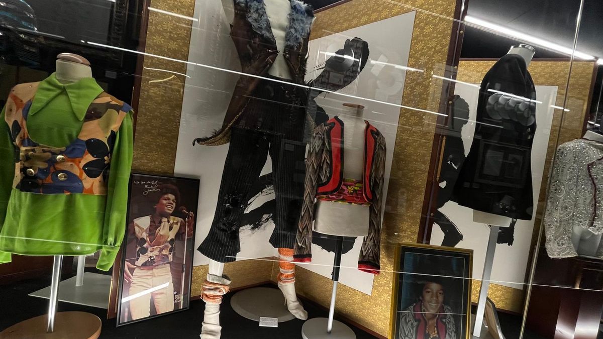 Algunas de las prendas de vestir más icónicas de Michael Jackson en la sala Wonderland de la Casa dels Àngels.