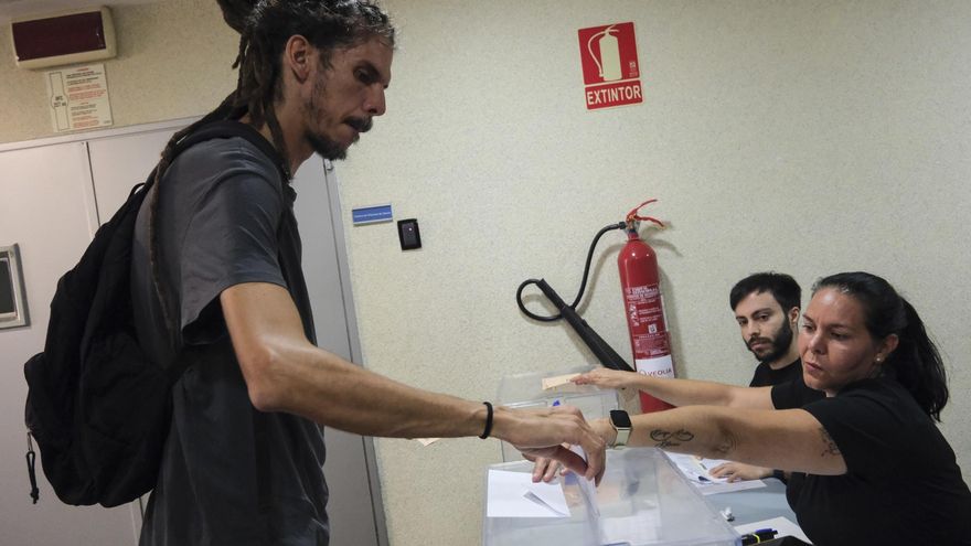 El candidato de Sumar Alberto Rodríguez vota en la mañana del 23 de julio
