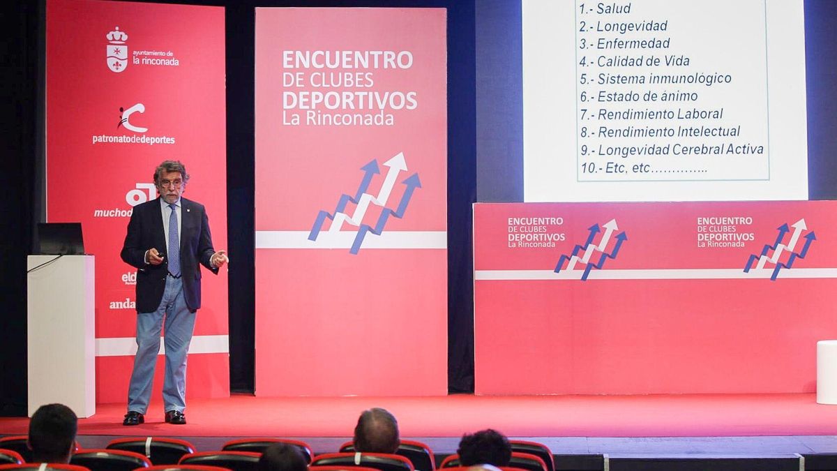 Escribano, durante la charla que ha pronunciado este sábado en La Rinconada.