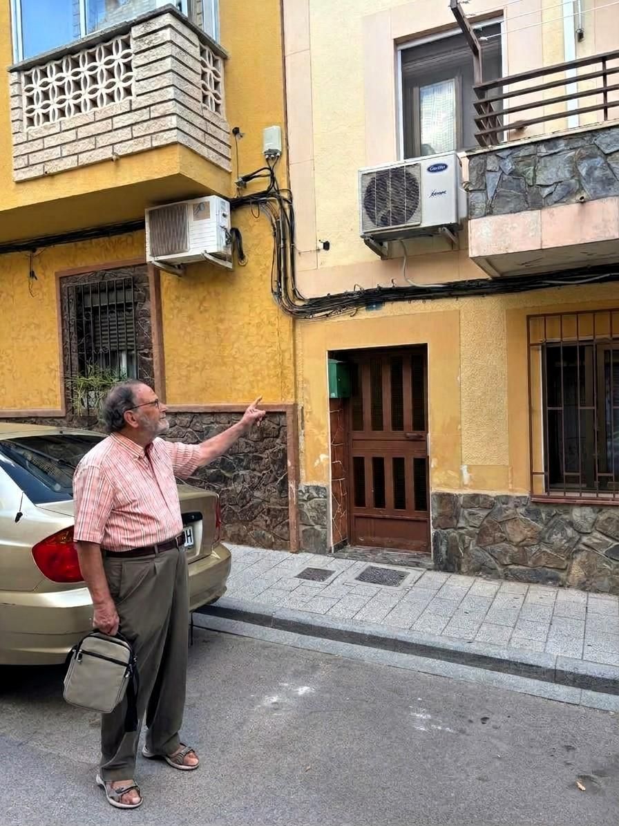 Andrés Gómez Beteta muestra la vivienda en la que residía en San Pedro Mortero , en Albacete