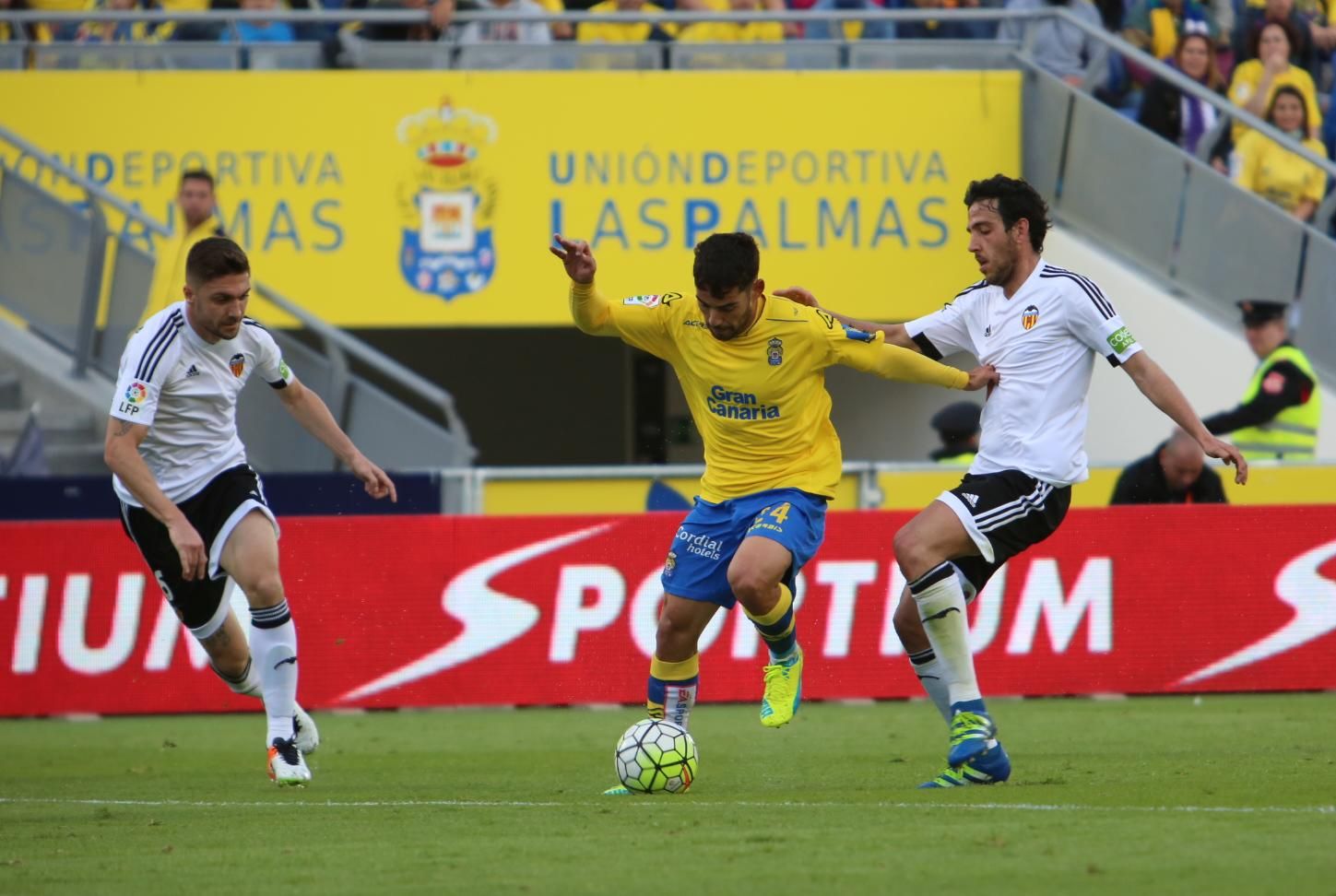 Partido entre la UD Las Palmas y el Valencia CF en el Estadio de Gran Canaria. (Alejandro Ramos).