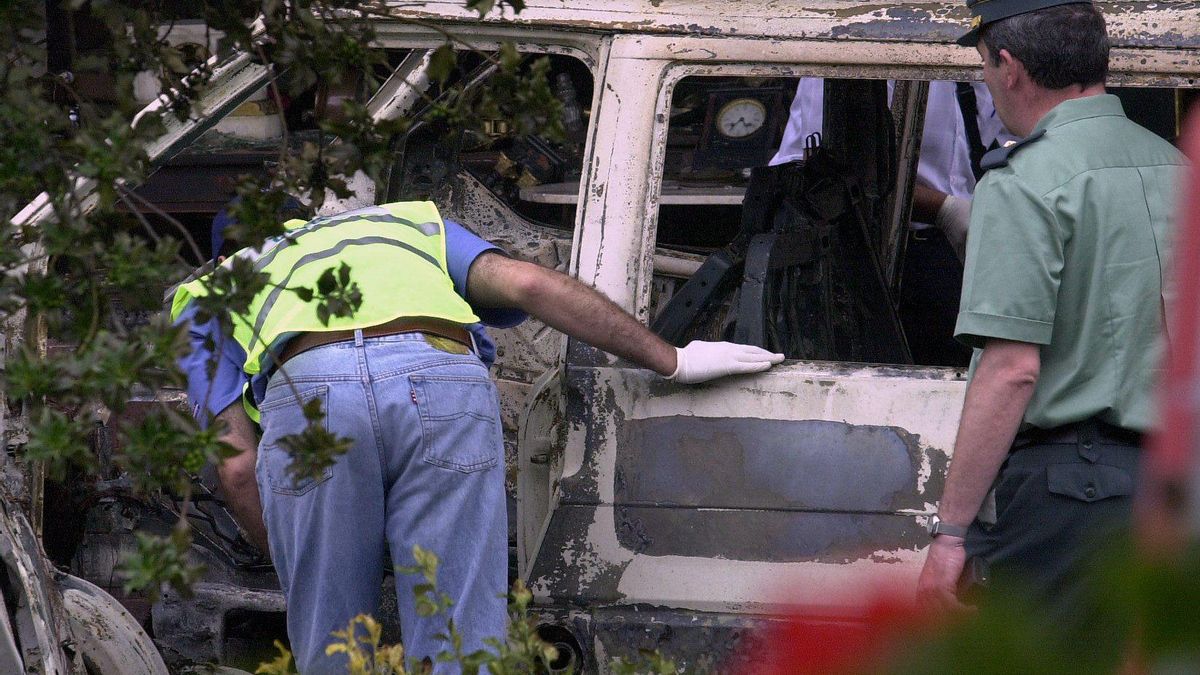 La furgoneta de José Javier Múgica tras la explosión de la bomba lapa que le causó la muerte