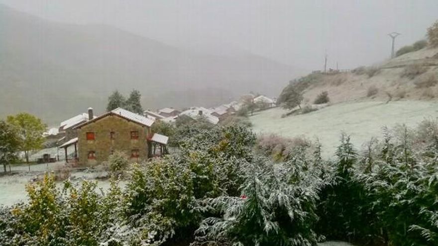 Santa Marina de Valdeon ya blanco. / Albergue La Ardilla